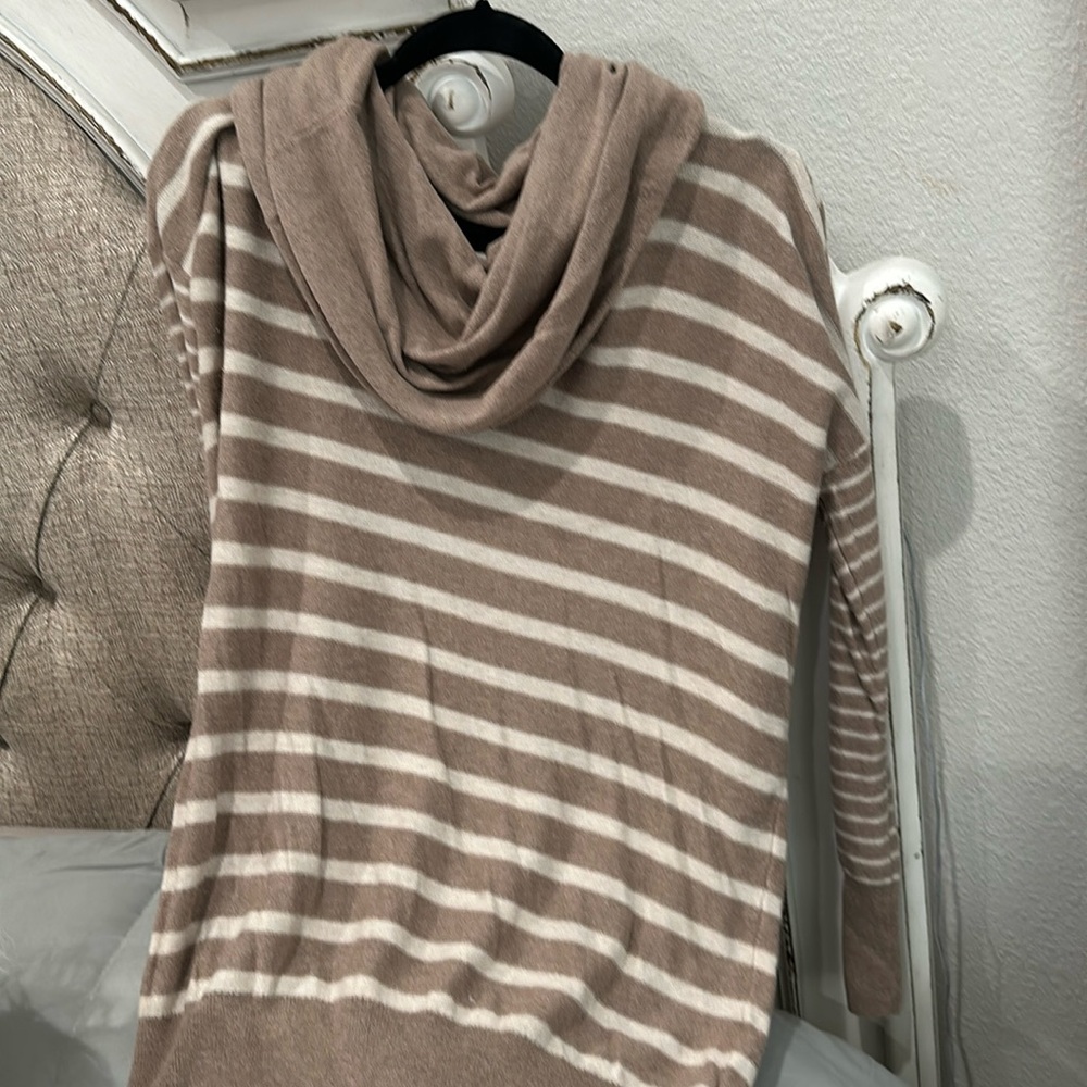 Ladies Sweater
Size Large